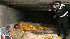 Sokolov�tí strá�níci kontrolovali bezdomovce. Vzali s sebou i primá�ku ko�ního...