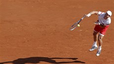 Český tenista Tomáš Berdych podává v úvodní dvouhře daviscupového semifinále...