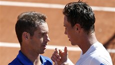 eský tenista Tomá Berdych gratuluje Richardu Gasquetovi z Francie k prvnímu...