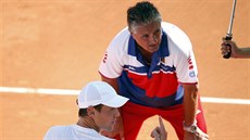 Český tenista Tomáš Berdych se baví na lavičce s kapitánem Jaroslavem...