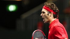 Švýcarský tenista Roger Federer se raduje v semifinále Davis Cupu proti Itálii.