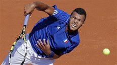 Francouzský tenista Jo-Wilfried Tsonga podává v semifinále Davis Cupu proti...