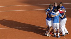 Francouzští tenisté slaví postup do finále Davis Cupu po výhře nad Českem.