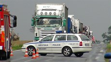 Nákladní auto v Jeín na Kladensku nabouralo do rodinného domu. Silnice I/16...