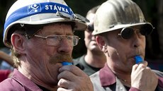 Dlníci v kladenské huti Poldi v hodinové výstrané stávce protestovali proti...