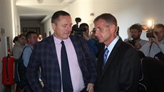 Roman Janou�ek a jeho advokát Vít �iroký u pra�ského vrchního soudu.