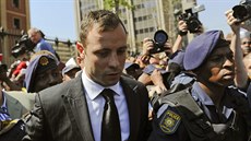 Oscar Pistorius odjídí od soudu v Pretorii. Minimáln do 13. ijna zstane na...