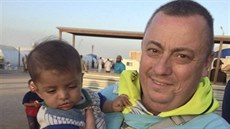 Alan Henning na snímku z podzimu lo�ského roku, kdy pomáhal v uprchlických...
