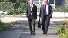 Roman Janouek (vlevo) a jeho advokát Vít iroký (vpravo) jdou na jednání k...