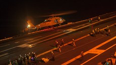 Vrtulník MH-60S Sea Hawk po návratu z pátrací akce po pilotovi zíceného...