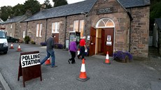 Obyvatelé Lochcarronu picházejí do volební místnosti odevzdat svj hlas v...
