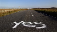 Nápis podporující nezávislost Skotska na silnici u North Uist. (18. záí 2014)