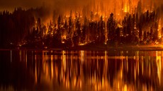 OHNIVÉ JEZERO. Stovky lidí v Kalifornii musely opustit své domovy na b�ehu...
