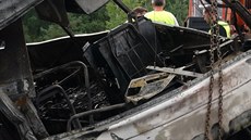 Pi nehod autobusu u Plané nad Lunicí zahynuli dva lidé. idi a jedna z...
