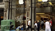 Ped Apple Storem v centru Londýna ekali ve stedu na zahájení prodeje jen ti...