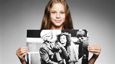 Dvanáctiletá Ema dr�í fotografii z 28. �íjna 1989, na které je její matka...