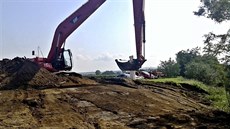 Ve Strachotín�, kde po vydatných de�tích hrozí sesuv velké �ásti svahu, u�...