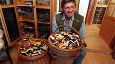 Miloslav Jan Šnek z Přibyslavi je jedním z největších sběratelů zapalovačů na světě. Má jich přes 20 tisíc. Jsou mezi nimi unikáty i obyčejné plasťáky z trafiky. Jeho sbírka se nyní dostane do knihy rekordů.