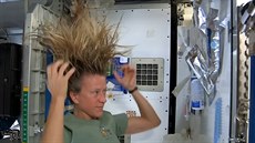 Astronautka Karen Nybergová ukazuje, jak si myje vlasy ve stavu beztíe na...