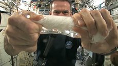 Astronaut Chris Hadfield pedstavuje, jak vypadá dímání hadru ve stavu beztíe.