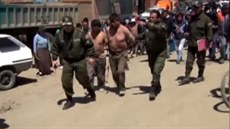 Bolívijská policie zastavila lyn ve mst El Alto, kde dav trestal dva...