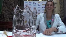 Otpaka Barbora potáková má radost z koruny vyvedené z pivního skla.