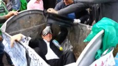 Ukrajinský poslanec Vitalij uravskyj skonil v popelnici poté, kdy jej tam v...