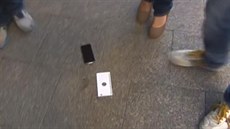 Nový iPhone 6 vypadl prvnímu majiteli tohoto smartphonu v australském Perthu ve...