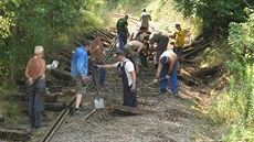 �ivot se na úzkokolejku vrací díky nad�enc�m, kte�í tra� ve svém �ase postupn�...