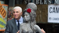 Mitch Winehouse se sochou své dcery