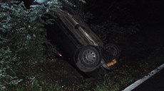 Audi skon�ilo v p�íkopu na st�e�e nedaleko h�bitova ve zlínské �ásti Mladcová.
