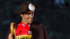 Alberto Contador dostal k červenému dresu šampiona Vuelty i starodávný plášť,...