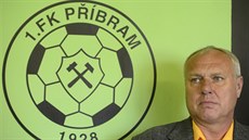 Nový trenér p�íbramských fotbalist� Pavel Tobiá� na tiskové konferenci.