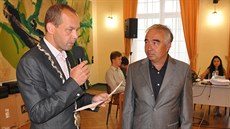 Jaroslav Zach (vpravo) slo�il na úterním zasedání karlovarského zastupitelstva...