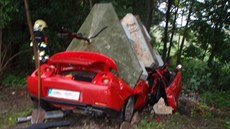 Řidič na Olomoucku narazil do takzvaných božích muk a ta vzápětí na vůz spadla....