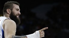 Srbský pivot Miroslav Raduljica se raduje ze svého koe ve tvrtfinále...