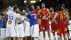 Francouztí basketbalisté (v bílém) se mohou radovat z postupu do semifinále...