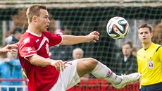 Pardubický fotbalista Jan Vondra (vpravo) krotí mí� v utkání s Frýdkem-Místkem.