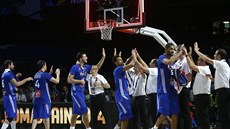 FRANCOUZSKÁ RADOST. Oslavy bronzových medailí z mistrovství sv�ta basketbalist�.