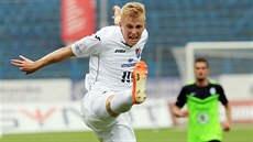 DLOUHÁ NOHA. Ostravský Michal Frydrych v utkání s Mladou Boleslaví