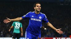 VELMI KVALITNÍ POSILA. Cesc Fábregas v dresu Chelsea zatím záí.