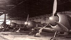 Stíhaky La-5FN v hangáru na povstaleckém letiti Tri Duby.