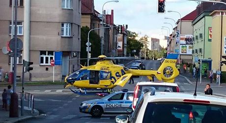 Vrtulník zasahuje u nehody v Mladé Boleslavi. (27. záí 2014)
