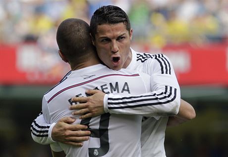 Cristiano Ronaldo a Karim Benzema slaví branku na hiti Villarrealu.
