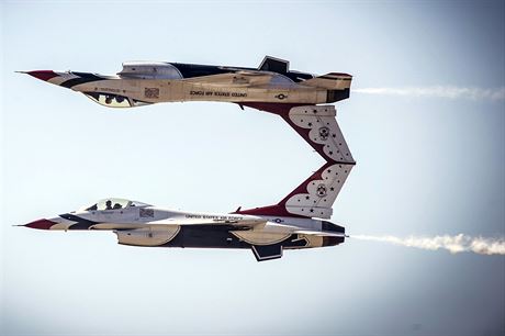 MANÉVRY. Piloti amerického letectva trénují na pehlídku Gunfighter Skies v...