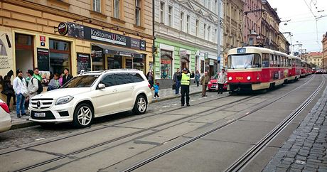 idi bílého mercedesu zablokoval tramvajovou tra v ulici Milady Horákové....