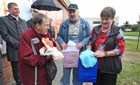 Eva Lérová (vlevo) se snachou Kristýnou upletly pro miminka z babybox první...