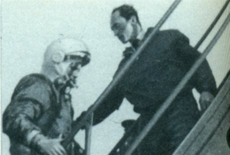 Inenýr Ivanovskij doprovází Jurije Gagarina na palubu lodi Vostok.