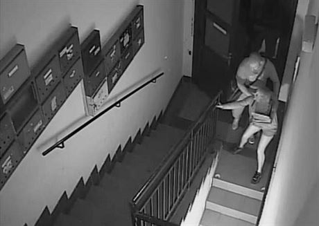Napadení na chodb domu na Slovanském námstí zachytila bezpenostní kamera....