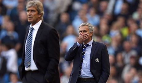 Trenér Chelsea José Mourinho (vpravo) a Manuel Pellegrini z Manchesteru City...